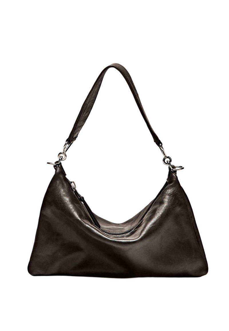 Borsa a spalla in pelle nera con una tracolla curvata, texture morbida e scomparto principale con zip.