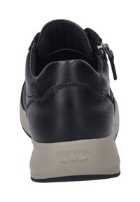 Schwarzer Lederschuh mit matter Oberfläche, flachem Profil und gepolstertem Fersenbereich. Mit einem Reißverschluss und beiger Gummisohle, versehen mit dem Schriftzug "JOSEF SEIBEL."