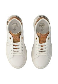 Sneakers bianchi in pelle con finitura liscia, con un design di occhielli in oro e una soletta decorata con un motivo a mappa del mondo. Taglia 37.