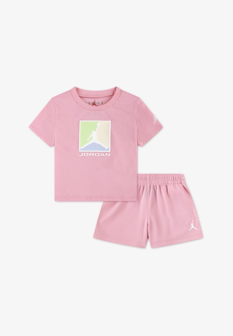 Ροζ βαμβακερό t-shirt με λευκό λογότυπο Jordan και τετράγωνο γραφικό, σετ με ταιριαστά ροζ σορτς από δίχτυ με ελαστική μέση και λογότυπο.