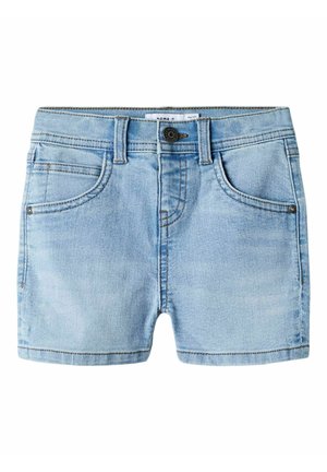 Short en jean bleu clair avec bouton et fermeture éclair, poches avant et passants de ceinture, présenté sur fond blanc.