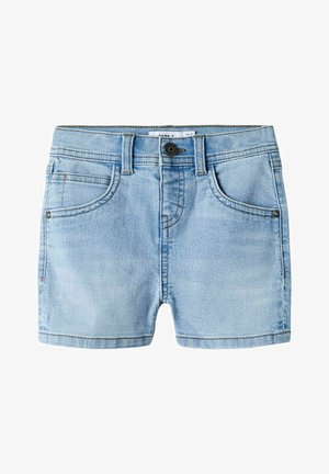 Ανοιχτό μπλε τζιν σορτς με κουμπί και φερμουάρ, μπροστινές τσέπες και θηλιές για ζωνή, απεικονίζονται σε λευκό φόντο.