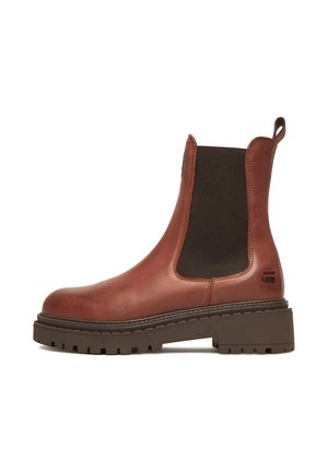 Brauner Chelsea-Stiefel aus Leder mit klobiger Sohle, elastischem Seiteneinsatz, Zuglasche an der Ferse und dezentem Logo in der Nähe der Sohle vor weißem Hintergrund.