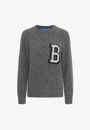 Grauer Strickpullover mit rundem Halsausschnitt, versehen mit einem schwarz-weißen 'B'-Logo auf der Brust sowie gerippten Bündchen und Saum. Weiche Textur.