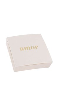 Pequeña caja blanca cuadrada con letras doradas que dicen "amor" centradas en la parte superior, probablemente una caja de regalo o de joyería.
