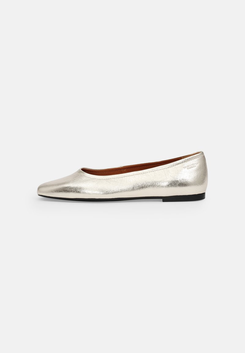 Metallisk sølv ballet-flats med en glatt overflate, rund tå og lav svart såle. Enkel design uten pynt eller mønstre.