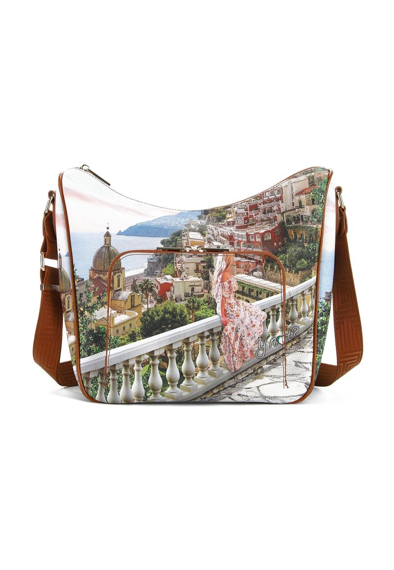 Borsa a spalla a forma di sella con stampa di un paesaggio colorato, tracolla strutturata marrone e cuciture decorative lungo i bordi.