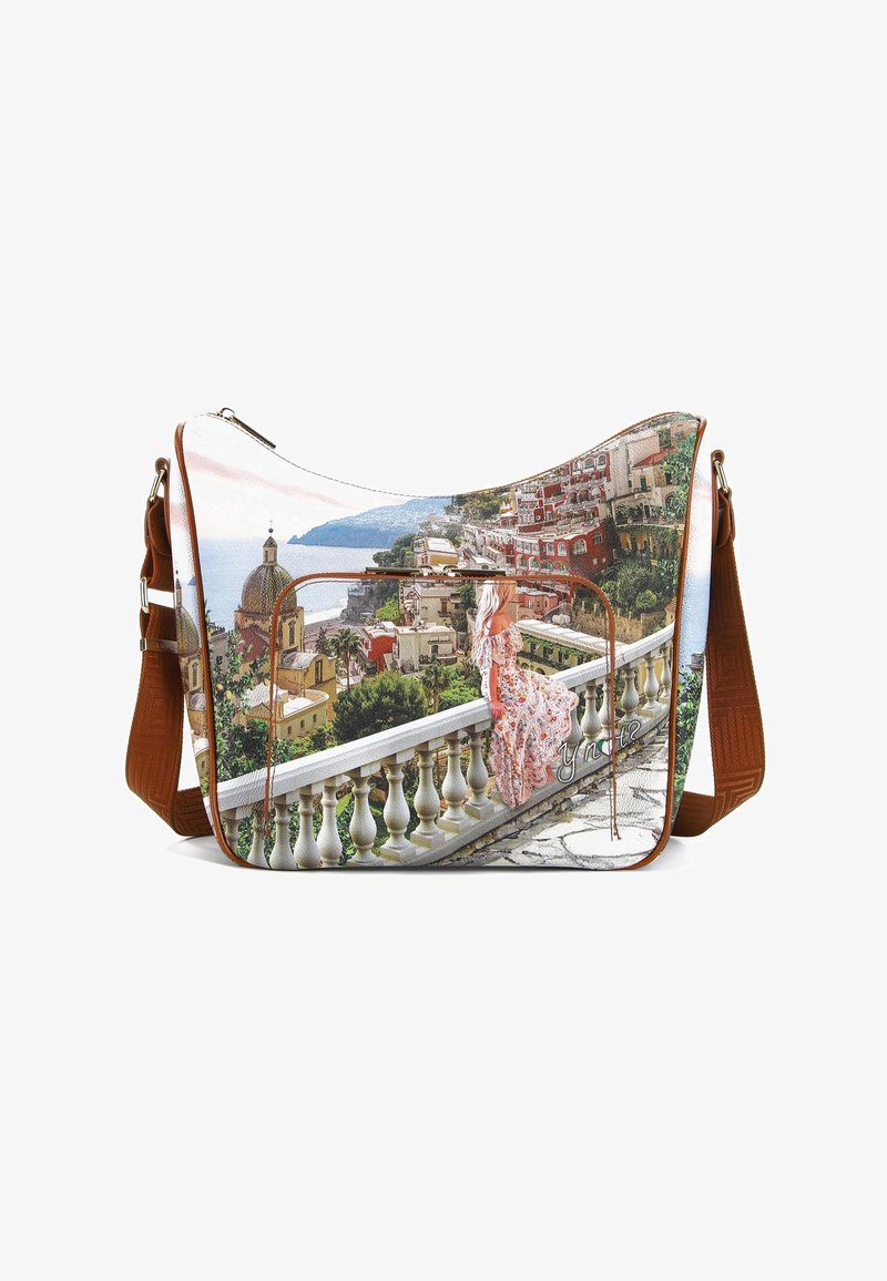 Borsa a spalla a forma di sella con stampa di un paesaggio colorato, tracolla strutturata marrone e cuciture decorative lungo i bordi.