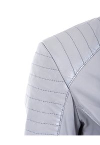 Grå læderjakke med quiltede syninger på skulderen, der har en glat overflade og accentuerede sømme. Ingen hardware eller mønstre synlige.