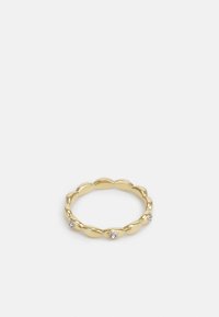 Bague dorée avec un design en forme de vagues, ornée de trois petites pierres précieuses transparentes uniformément espacées autour de l'anneau. Fini lisse et poli.