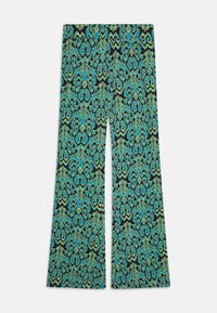 Rozšířené kalhoty vyrobené z látky s živou modro-zelenou vzorovanou texturou, která obsahuje složité vzory na černém pozadí. Hladký povrch po celé délce.