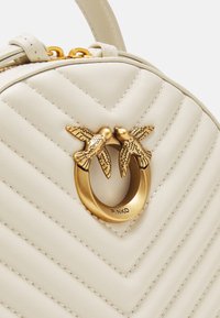 Pinko LOVE CLICK CLASSIC - Nahrbtnik - bianco seta/antique gold