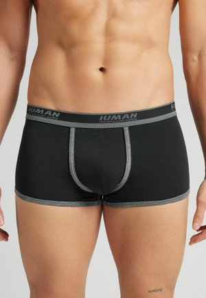 Boxer-briefs noirs pour hommes avec une taille élastique grise et des coutures. Présentent une coupe près du corps et un design de poche contour. Tissu doux et extensible.