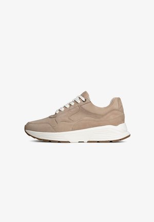 Beige Wildleder-Sneaker mit weißen Schnürsenkeln und einer dicken weißen Sohle. Verfügt über eine glatte Textur und subtile Steppdetails. Niedriges Design.
