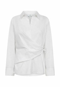 Camicia bianca a maniche lunghe con design avvolgente, colletto a punta, dettagli con pieghe frontali e una texture di tessuto liscia.