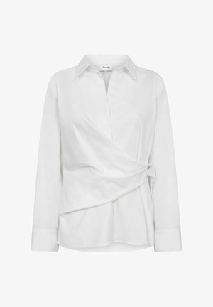 Valge pika varrukaga särk, mis on disainitud ümbermähisena, terava kraega, esiplekkide detailidega ja sileda kangatekstuuriga.