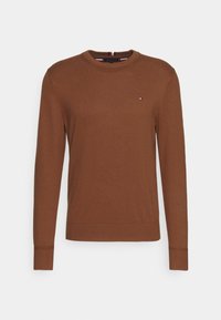 Pull marron à manches longues avec col rond, petit logo brodé sur le côté gauche de la poitrine, et poignets et ourlet côtelés.