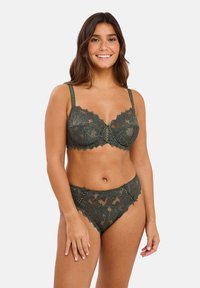 Reggiseno in pizzo verde oliva con bordi scallop e un motivo a foglia, dotato di spalline regolabili e un perizoma in pizzo coordinato con dettagli simili.