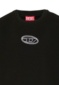 Czarna bluza z okrągłym dekoltem z białym, owalnym haftowanym logo JD na środku klatki piersiowej oraz czerwoną metką marki Diesel wewnątrz kołnierza.