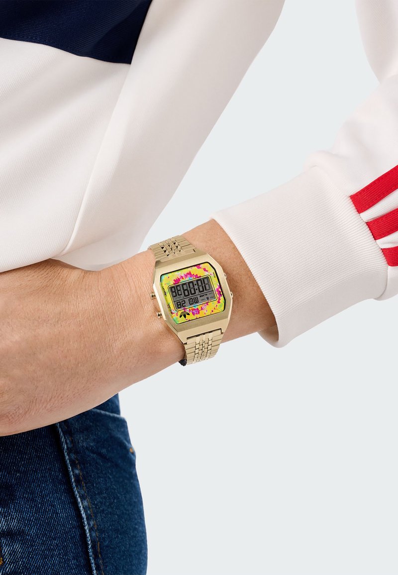 Digital klocka med ett guldmetallarmband, som har en rektangulär urtavla, klara färgaccenter runt urtavlan och digital visning.