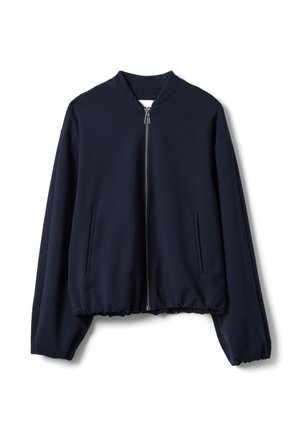 Chaqueta bomber azul marino hecha de tela elástica, con cierre de cremallera frontal, cuello alto, dobladillo elástico y dos bolsillos laterales.