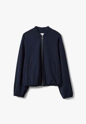 Giacca bomber blu navy in tessuto elasticizzato, con chiusura frontale a zip, collo alla coreana, bordo elastico e due tasche laterali.