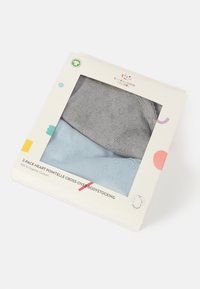 Dwupak organicznych body z bawełny w kolorze szarym i jasnoniebieskim z wzorami w kształcie serc w stylu ażurowym, zapakowanych w kolorowe pudełko kartonowe.