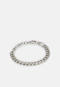 Silberner Metallkettengliederarmreifen mit ineinandergreifenden Gliedern, einem Verschluss und einem kleinen gravierten Hardware-Akzent. Glatte, polierte Oberfläche.