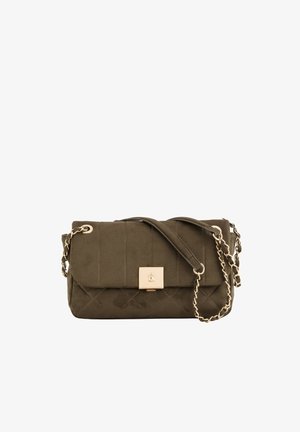 Braune gesteppte Handtasche mit goldener Kettenriemen und rechteckigem goldfarbenem Verschluss auf der vorderen Klappe, freigestellt vor weißem Hintergrund.