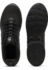 Czarne buty sportowe z oddychającą siateczką, wytrzymałą gumową podeszwą, fakturowanym bieżnikiem oraz logo PUMA na języku.