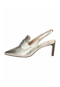 Slingback metallic silver con punta affusolata, caratterizzato da una cinghia decorativa e un tacco sottile. Texture liscia con decorazioni minime.