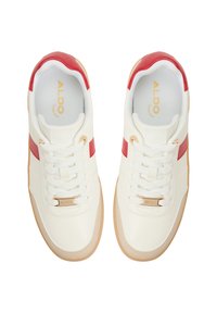 Sneakers bianchi con accenti rossi, tomaia in pelle liscia, design con lacci, accessori in tono oro, suola in gomma texturizzata e colletto imbottito.