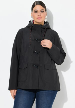 Veste imperméable noire avec capuche, fermetures à cordon et couture d'accent rouge. Comprend deux poches avant et un design à coupe décontractée.
