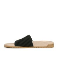 Sandale noire à enfiler avec une sangle en tissu côtelé, semelle intérieure en suède beige et semelle extérieure en caoutchouc brun avec un motif de grip texturé.