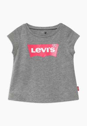T-shirt gris à manches courtes en coton, présentant un grand logo rose de Levi's sur le devant. Encolure arrondie avec une coupe régulière.