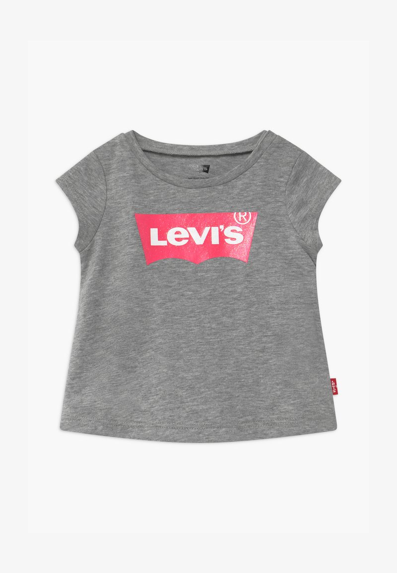 T-shirt gris à manches courtes en coton, présentant un grand logo rose de Levi's sur le devant. Encolure arrondie avec une coupe régulière.
