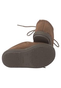 Stivaletti in suede marrone con suola in gomma, punta rotonda e design con lacci piatti. Suola testurizzata per la presa, con un motivo a zigzag.