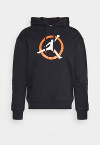 Sudadera negra con capucha y un bolsillo tipo canguro, que presenta un logo de Jordan blanco dentro de un círculo naranja. Tejido suave con puños acanalados.