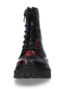 Schwarze Schnürstiefel mit einer strukturierten Gummisohle, die ein buntes Spritzmuster auf der Lederoberfläche und kontrastierende schwarze Schnürsenkel aufweisen.