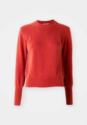 Maglione rosso lavorato a maglia con collo a girocollo a costine, spalle, polsi e orlo, mostrato su uno sfondo bianco semplice.