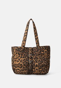 Sac fourre-tout en motif léopard avec des tons marron et noir, doté de deux poignées, d'une fermeture à boucle et de deux poches avant. Texture de tissu douce.