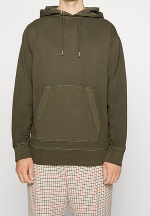 Sudadera con capucha verde oliva con un bolsillo frontal, cordones ajustables, puños acanalados y dobladillo. Detalle de logo sutil en el pecho.