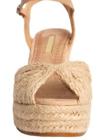 Sandalia de plataforma para mujer con parte superior de yute trenzado y suela de goma en color marrón. Diseño de punta abierta con una sola correa en el tobillo para mayor soporte.
