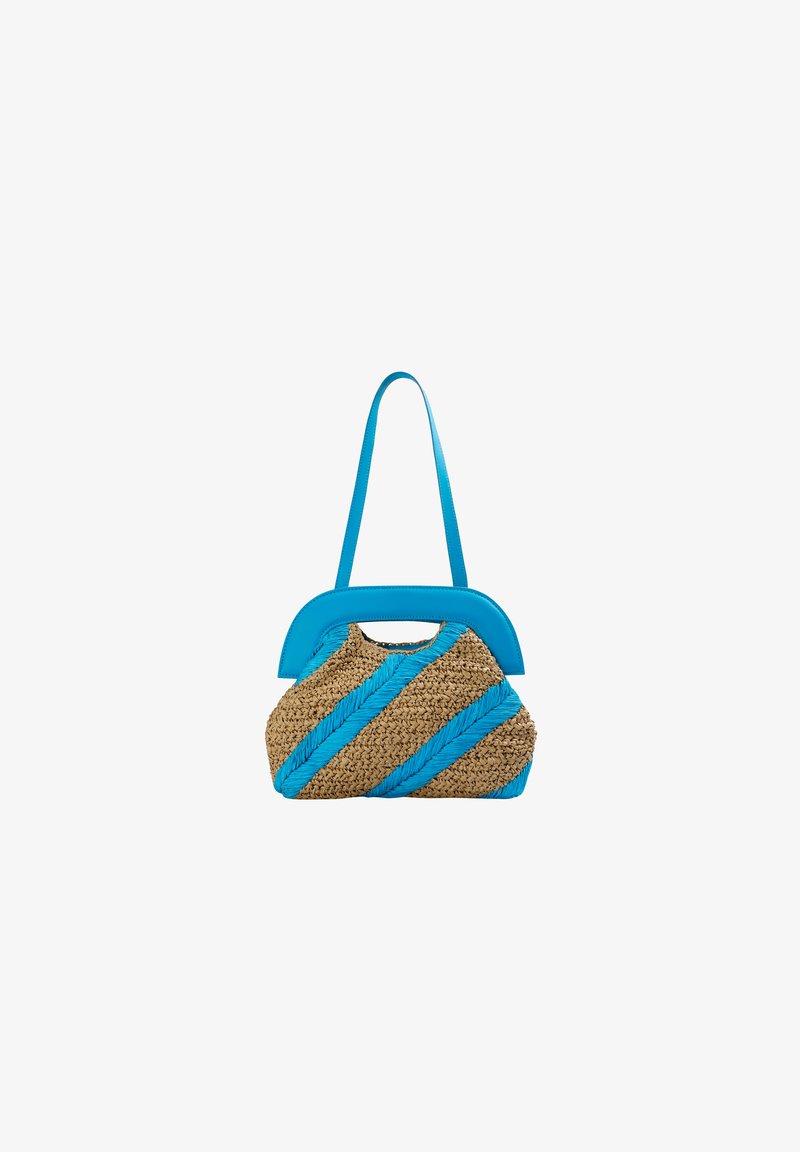 Borsa in paglia intrecciata con vivaci dettagli in pelle blu. Presenta strisce blu diagonali e una parte superiore strutturata con due manici per le spalle.