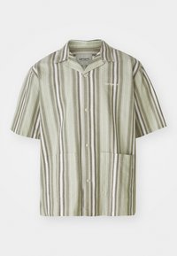 Chemise à manches courtes à boutons de couleur vert clair avec des rayures verticales vert foncé et blanches. Elle dispose de deux poches avant et d'un col à revers.