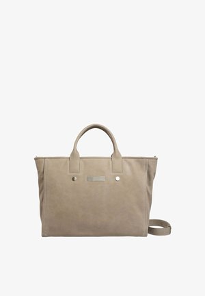 Taupe rechthoekige leren handtas met twee handvaten, decoratieve metalen studs en een afneembare schouderriem op een witte achtergrond.