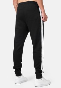 Lonsdale NORMALE PASSFORM FOINDLE - Träningsbyxor - black white