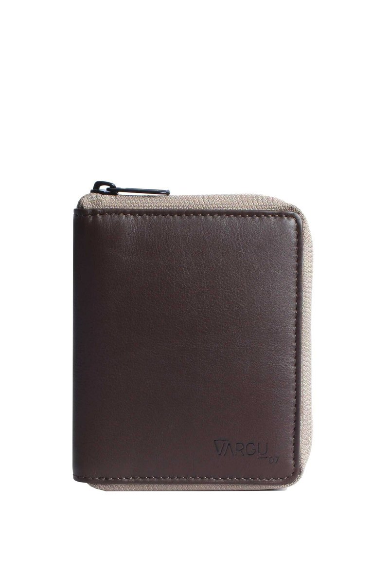 Portafoglio in pelle marrone con un accento in tessuto beige, forma rettangolare, chiusura con zip e dettaglio del logo impresso nell'angolo in basso a destra.