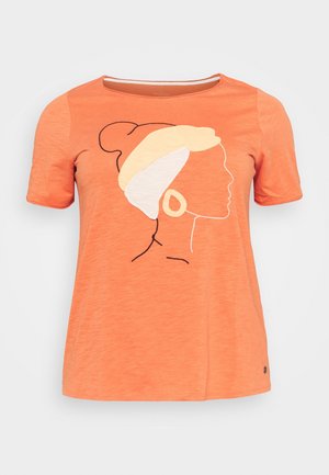 Oranje T-shirt met korte mouwen, met een minimalistisch zijprofiel van een vrouw met een hoofddoek en grote oorbel in zachte crèmekleurige en beigetinten.