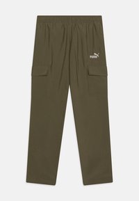 Pantalons cargo vert olive avec une taille élastique, deux poches latérales et le logo Puma blanc. Fabriqués en tissu léger avec une texture lisse.